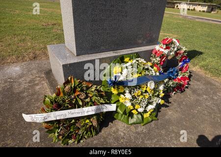 Des couronnes sont placées à la base du monument commémoratif de Klipper, le 7 décembre 2018 pour honorer ceux qui ont donné leur vie au cours de l'attaque sur la base aéronavale de Kaneohe Bay (77 ans aujourd'hui.Le groupe visites chaque année la base pour offrir des prières et des égards au Pacific War Memorial, le Klipper Memorial et le lieutenant Fusata japonais de l'écrasement de l'Iida marqueur. Banque D'Images