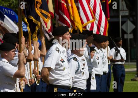 Les soldats de la 25e Division d'infanterie, rappeler et honorer les sacrifices des soldats de l'Armée US et les familles qui étaient stationnés sur Schofield Barracks et Wheeler Army Airfield lors de l'attaque japonaise sur Pearl Harbor, lors d'une cérémonie à Fort DeRussy, Honolulu, 7 décembre. La commémoration, organisée par le Général Ronald Clark, général commandant, 25e Inf. Div., inclus une salve de 21 coups du 25 Inf. Div. salute batterie, un traditionnel Ha'un guerrier de la danse, un dépôt de gerbe et allocution de Brig. Gen. Joel Vowell, général commandant adjoint des opérations, le 25 Inf. Div. Banque D'Images