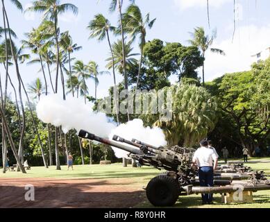 Les soldats de la 25e Division d'infanterie, rappeler et honorer les sacrifices des soldats de l'Armée US et les familles qui étaient stationnés sur Schofield Barracks et Wheeler Army Airfield lors de l'attaque japonaise sur Pearl Harbor, lors d'une cérémonie à Fort DeRussy, Honolulu, 7 décembre. La commémoration, organisée par le Général Ronald Clark, général commandant, 25e Inf. Div., inclus une salve de 21 coups du 25 Inf. Div. salute batterie, un traditionnel Ha'un guerrier de la danse, un dépôt de gerbe et allocution de Brig. Gen. Joel Vowell, général commandant adjoint des opérations, le 25 Inf. Div. Banque D'Images