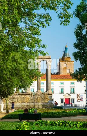 Le Portugal, l'Alentejo, Evora, Patrimoine Mondial de l'UNESCO, le Temple Romain d'Évora ou temple de Diana du deuxième siècle et l'une des tours de la Cathédrale Banque D'Images