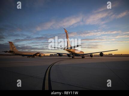 U.S. Air Force KC-135R Stratotanker de la New Jersey Air National Guard's 108th Wing s'asseoir sur la ligne de vol durant le lever du soleil sur Joint Base McGuire-Dix-Lakehurst, N.J., le 8 décembre 2018. Le KC-135R Stratotankers affecté à la 141e Escadron de ravitaillement en vol de l'aile permettent de soutenir la mobilité de l'Air commande avec la mi-ravitaillement en vol et de l'air support à des opérations de contingence de l'outre-mer et la défense de la patrie. Banque D'Images