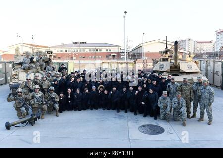 CAMP HUMPHREYS, République de Corée - Camions-citernes et les fantassins avec 1er Bataillon, 67e régiment blindé, 3ème Armored Brigade Combat Team, 1re Division blindée, une unité de rotation en 2e Division d'infanterie/ROK-U.S. La Division combinés, posent pour une photo de groupe avec le chef exécutif de la défense Programme de développement (ELDP) Classe de 2019 le 7 décembre. Le Fort Bliss, Texas-based "Bulldog" des soldats de la brigade a présenté le M1 Abrams américain char de combat principal et M2 véhicule de combat d'infanterie Bradley et les tactiques employées dans un véhicule blindé de la BCT pour donner une idée de la classe l'ELDP de la puissance de combat de l'unité. Banque D'Images