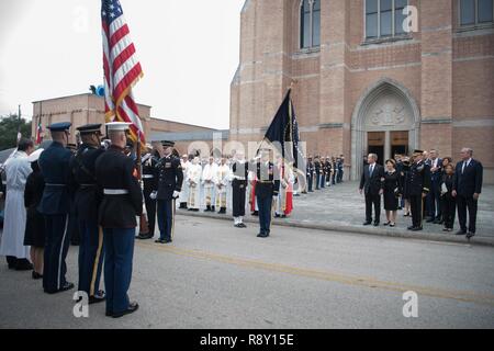 L'ancien président George W. Bush, son épouse Laura Bush, et famille participent aux funérailles d'état pour les services de l'ancien président George H. Bush, le 41e président, à Saint Martin l'Église épiscopale au printemps, Texas, le 6 décembre 2018. Près de 4 000 militaires et civils de partout dans toutes les branches des forces armées américaines, y compris les réserves et les composants de la Garde nationale, à condition que l'appui de cérémonie lors de funérailles d'état de George H. Bush, le 41e président des États-Unis. Banque D'Images