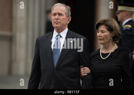 L'ancien président George W. Bush et son épouse Laura Bush fréquentent les services funéraires de l'ancien président George H. Bush, le 41e président, à Saint Martin l'Église épiscopale au printemps, Texas, le 6 décembre 2018. Près de 4 000 militaires et civils de partout dans toutes les branches des forces armées américaines, y compris les réserves et les composants de la Garde nationale, à condition que l'appui de cérémonie lors de funérailles d'état de George H. Bush, le 41e président des États-Unis. Banque D'Images