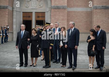 L'ancien président George W. Bush, son épouse Laura Bush, et famille participent aux funérailles d'état pour les services de l'ancien président George H. Bush, le 41e président, à Saint Martin l'Église épiscopale au printemps, Texas, le 6 décembre 2018. Près de 4 000 militaires et civils de partout dans toutes les branches des forces armées américaines, y compris les réserves et les composants de la Garde nationale, à condition que l'appui de cérémonie lors de funérailles d'état de George H. Bush, le 41e président des États-Unis. Banque D'Images