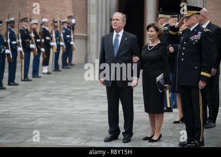 L'ancien président George W. Bush et son épouse Laura Bush fréquentent les services funéraires de l'ancien président George H. Bush, le 41e président, à Saint Martin l'Église épiscopale au printemps, Texas, le 6 décembre 2018. Près de 4 000 militaires et civils de partout dans toutes les branches des forces armées américaines, y compris les réserves et les composants de la Garde nationale, à condition que l'appui de cérémonie lors de funérailles d'état de George H. Bush, le 41e président des États-Unis. Banque D'Images