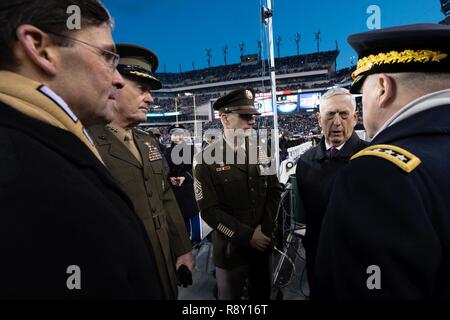 Le Secrétaire de la Défense James N. Mattis parle de chef d'état-major de l'Armée Le Général Mark Milley, secrétaire de l'armée, le docteur Mark Esper T., Marine Corps, le général Joseph F. Dunford, Jr., président de l'état-major des armées, et le Sgt. Le major de l'armée Dan Dailey au cours de l'Armée 2018 Jeu de la Marine à Philadelphie, Pennsylvanie, le 8 décembre 2018. L'Académie militaire américaine de West Point cadets a gagné 17-10. Banque D'Images