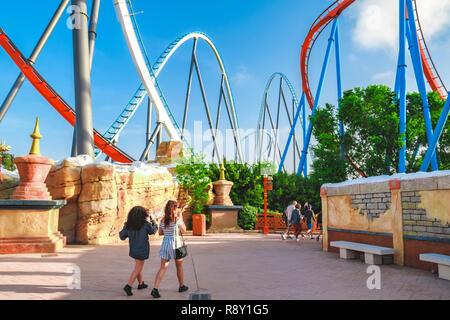 Salou, Catalogne/Espagne - 24 Avril 2018 : parc d'attractions Port Aventura. L'un des plus grands parc récréatif en Europe. La vue du bas sur un rouleau co Banque D'Images