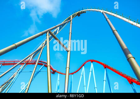 Salou, Catalogne/Espagne - 24 Avril 2018 : parc d'attractions Port Aventura. L'un des plus grands parc récréatif en Europe. La vue du bas sur un rouleau co Banque D'Images