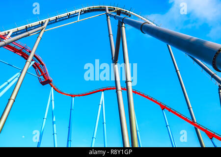 Salou, Catalogne/Espagne - 24 Avril 2018 : parc d'attractions Port Aventura. L'un des plus grands parc récréatif en Europe. La vue du bas sur un rouleau co Banque D'Images