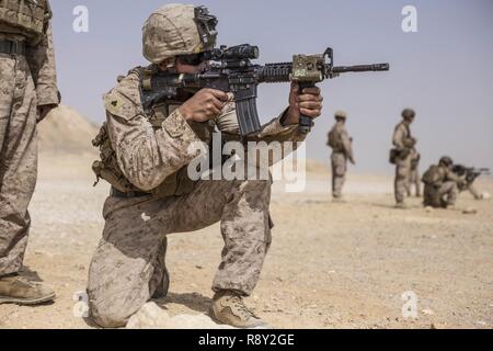 RABKUT, Oman (fév. 19, 2017) Les Marines américains avec des armes, de l'entreprise de l'équipe Bn 1er Bataillon Landing., 4ème Marines, 11e Marine Expeditionary Unit (MEU), feu leurs fusils carabine M4 à partir de la position à genoux lors d'une distance inconnue plage durant l'exercice Sea soldat, 19 février. Au cours de la gamme, les Marines exécutées live-exercices en position debout, à genoux et sujet à des postes pour accommoder la différence de distance cible. 2017 Soldat de la mer est un annuel, exercice bilatéral mené avec l'Armée royale d'Oman conçu pour démontrer les compétences de coopération et la volonté des États-Unis et aujou Banque D'Images