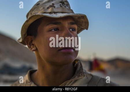 RABKUT, Oman (fév. 26, 2017) de la Marine américaine lance le Cpl. Bryan Abrego, un fantassin avec un bataillon de l'entreprise, l'équipe d'atterrissage. Bn 1er, 4e, 11e de Marine Marine Expeditionary Unit (MEU), consulte-course afin d'assurer aucun déchet ou dépensés brass a été laissé derrière après un tir de combat dans le cadre d'un projet de l'exercice Sea Solider '17 à Rabkut, Oman, 26 février. Les Marines ont balayé 500 yards sur l'ensemble de la plage pour s'assurer qu'il a été laissé plus propre qu'ils l'ont trouvé. 2017 Soldat de la mer est un annuel, exercice bilatéral mené avec l'Armée royale d'Oman conçu pour démontrer les compétences et la volonté de coopération Banque D'Images