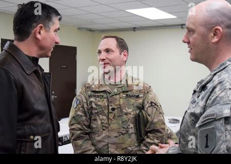 POCHEON, Corée du Sud - Le Colonel à la retraite Bart Howard, l'ancien commandant de la 1st Armored Brigade Combat Team, 1re Division d'infanterie, des visites avec le Lieutenant-Colonel Jon Meredith et le Major Michael Wellock, le commandant et l'officier en charge des opérations de l'ABCT respectivement 1er du 1er Bataillon, 16e Régiment d'infanterie, au cours d'une visite à la direction de la brigade avec Rodriguez Vivre complexe incendie du 22 février. Howard a commandé le 1er ABCT de 2004 à 2006. Banque D'Images