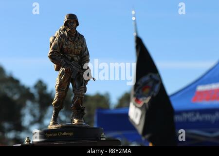 Le défi annuel de Spartan est un parcours conçu pour pousser les soldats à travers quatre événements horodatés d'équipe au Camp Shelby, à Hattiesburg, Mississippi, le 4 mars 2017. Tous les quatre détachements de la compagnie Bravo du Mississippi Army National Guard Bataillon de recrutement et de conservation ont relevé le défi. 2 détachement a remporté le défi avec un temps de boire une heure et sept minutes. (La Garde nationale du Mississippi Banque D'Images