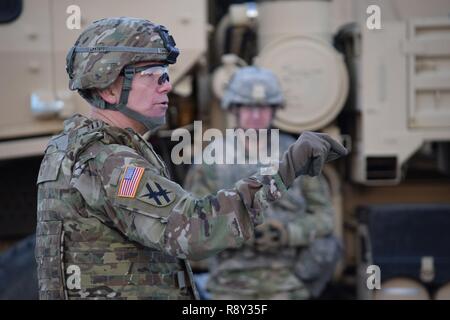 Le Brigadier-général Tom Carden, commandant de la Garde nationale de Géorgie parle avec des soldats de l'Infanterie de Macon 48e Brigade qui a organisé une formation à Fort Stewart en Géorgie, 3 au 5 mars 2017. Banque D'Images