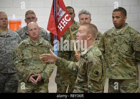 Le Brigadier-général Tom Carden, commandant de la Garde nationale de Géorgie parle aux soldats de la 177e Brigade basée à Statesboro Engineer Battalion pendant leur formation de l'unité assemblée générale. Banque D'Images