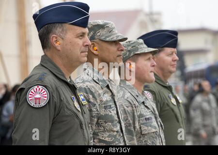 Le lieutenant-général Jerry Martinez, les forces américaines au Japon et 5e commandant de l'Armée de l'air, porte la nouvelle C-130J Super Hercules patch lors d'une cérémonie organisée pour célébrer l'arrivée de Yokota's nouvel avion à Yokota Air Base, Japon, le 6 mars 2017. L'appareil fournit des améliorations significatives des performances et capacités opérationnelles ajoutée qui se traduisent directement par un accroissement de l'efficacité. Banque D'Images