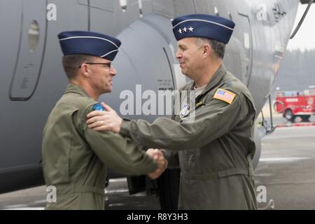 Le lieutenant-général Jerry Martinez, les forces américaines au Japon et 5e commandant de l'Armée de l'air, droit, accueille le major-général Mark Dillon, Pacific Air Forces vice-commandant, à gauche, au cours d'une cérémonie pour célébrer l'arrivée des premiers avions C-130J Super Hercules affecté à Yokota Air Base, Japon, le 6 mars 2017. L'appareil fournit des améliorations significatives des performances et capacités opérationnelles ajoutée qui se traduisent directement par un accroissement de l'efficacité. Banque D'Images