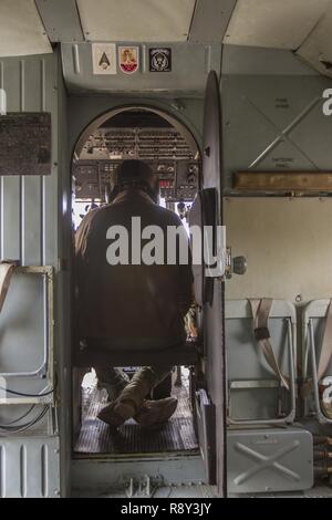 Un pilote croate avec force au Kosovo vole un hélicoptère Mil Mi-17 plus de Camp Bondsteel, au Kosovo, le 28 février 2017. Les croates, avec leurs homologues américains et suisses, a effectué plusieurs bâtiments mixtes les opérations de vol d'élargir leurs capacités futures dans le cadre de Forces du Kosovo. Banque D'Images