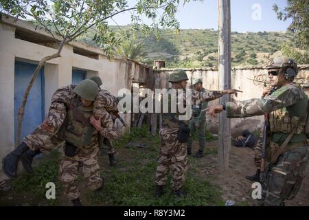 Les membres de la Special Operations Forces marocaines participent à un raid d'action directe. Les opérateurs s'est associé avec les Marines du Marine Corps forces, Commandement des opérations spéciales au cours de l'exercice Flintlock 2017. L'exercice se concentre sur le développement de la capacité sur le réseau international de partenaires, de renforcer l'interopérabilité des forces spéciales et de définir les conditions pour une bonne gouvernance à travers le Sahel. Banque D'Images