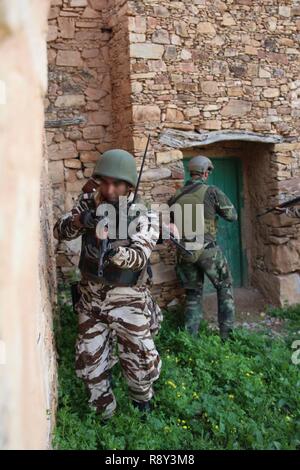 Les membres de la Gendarmerie royale marocaine des forces d'Amed Special operations forces servir comme un élément de sécurité au cours d'un raid d'action directe, le 3 mars, lors de l'exercice Flintlock 2017. Ils sont rejoints par un Marine U.S. Marine Corps de Commandement des opérations spéciales, des Forces canadiennes. Tout au long de l'exercice, MARSOC Marines et leurs homologues marocains s'entraînent ensemble, le raffinage tactiques, techniques et procédures sur plusieurs profils de mission complète. Banque D'Images