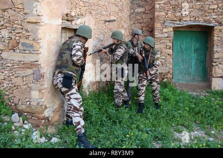 Les membres de la Gendarmerie royale marocaine des forces d'Amed Special operations forces servir comme un élément de sécurité au cours d'un raid d'action directe, le 3 mars, lors de l'exercice Flintlock 2017. Ils sont rejoints par un Marine U.S. Marine Corps de Commandement des opérations spéciales, des Forces canadiennes. Tout au long de l'exercice, MARSOC Marines et leurs homologues marocains s'entraînent ensemble, le raffinage tactiques, techniques et procédures sur plusieurs profils de mission complète. Banque D'Images