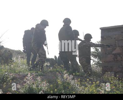 Les membres de la Gendarmerie royale marocaine des forces d'Amed Special operations forces servir comme un élément de sécurité au cours d'un raid d'action directe, le 3 mars, lors de l'exercice Flintlock 2017. Ils sont rejoints par un Marine U.S. Marine Corps de Commandement des opérations spéciales, des Forces canadiennes. Tout au long de l'exercice, MARSOC Marines et leurs homologues marocains s'entraînent ensemble, le raffinage tactiques, techniques et procédures sur plusieurs profils de mission complète. Banque D'Images