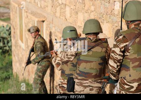 Les membres de la Gendarmerie royale marocaine des forces d'Amed Special operations forces servir comme un élément de sécurité au cours d'un raid d'action directe, le 3 mars, lors de l'exercice Flintlock 2017. Ils sont rejoints par un Marine U.S. Marine Corps de Commandement des opérations spéciales, des Forces canadiennes. Tout au long de l'exercice, MARSOC Marines et leurs homologues marocains s'entraînent ensemble, le raffinage tactiques, techniques et procédures sur plusieurs profils de mission complète. Banque D'Images