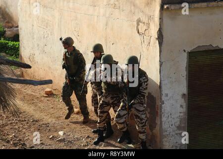 Les membres de la Gendarmerie royale marocaine des forces d'Amed Special operations forces servir comme un élément de sécurité au cours d'un raid d'action directe, le 3 mars, lors de l'exercice Flintlock 2017. Ils sont rejoints par un Marine U.S. Marine Corps de Commandement des opérations spéciales, des Forces canadiennes. Tout au long de l'exercice, MARSOC Marines et leurs homologues marocains s'entraînent ensemble, le raffinage tactiques, techniques et procédures sur plusieurs profils de mission complète. Banque D'Images