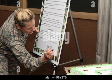 Le colonel de l'US Air Force Caroline M. Miller, commandant de l'Escadre de la Base aérienne 633e, signe une proclamation Militaire enregistre au cours de la campagne militaire enregistre semaine kick-off at Joint Base Langley-Eustis, en Virginie, le 27 février, 2017. Tout au long de la semaine, les députés auront l'occasion d'en apprendre davantage sur la gestion de leurs finances et l'économie d'argent incline utile. Banque D'Images