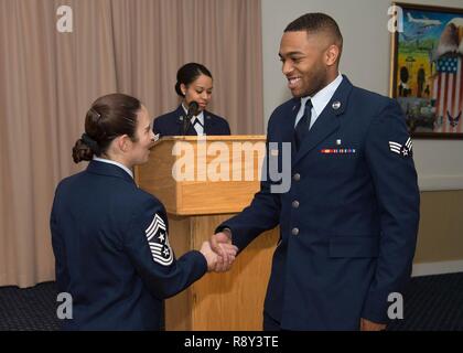 Master Chef Commande Hanscom Sgt. Patricia L. Hickey félicite l'Aviateur Senior Ézéchiel P. Grogan, un technicien de laboratoire médical au 66e Escadron médical, au cours de la cérémonie de promotion mensuelle a fait appel à la Chambre des communes le 28 février. Minuteman La cérémonie de promotion mensuelle, généralement le dernier jour du mois, la communauté Hanscom fournit une occasion de reconnaître l'Aviateur de soldats choisis pour la promotion. Banque D'Images