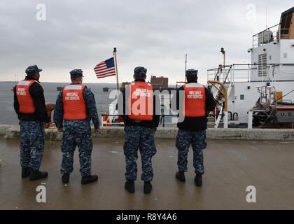 NEW YORK - Les membres de la Marine américaine se tiennent prêts à aider en tant que garde-côte de Katherine Walker commence à s'amarrer à Naval Weapons Station Earle dans Leonardo, New Jersey, le 1 mars 2017. Ccg Katherine Walker est un 175 pieds en homeported baliseur de Bayonne, New Jersey. Banque D'Images