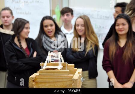 Walla Walla Valley Academy high school students watch U.S. Army Corps of Engineers, tester leurs cure-dents et les ponts bâtonnet de bois. Le Walla Walla dans la "Bâtir des ponts vers l'avenir" la semaine de l'ingénieur Ingénierie et conception de la concurrence, et de Corps d'employés se sont portés volontaires à Walla Walla Valley Academy High School, Walla Walla, Washington. Banque D'Images