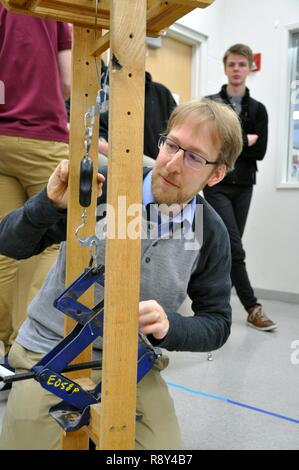 U.S. Army Corps of Engineers, Ingénieur Civil Evan tests Heisman cure-dent bâtonnet de bois et des ponts à Walla Walla Valley Academy High School à mesure que les élèves attendent leur tour. Le Walla Walla dans la "Bâtir des ponts vers l'avenir" la semaine de l'ingénieur Ingénierie et conception de la concurrence, et de Corps d'employés se sont portés volontaires à Walla Walla Valley Academy High School, Walla Walla, Washington. Banque D'Images