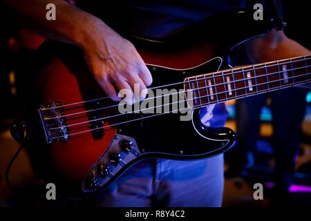 Gary Sinise, le lieutenant Dan Band electric bass player, joue sur scène à base aérienne de Barksdale, en Louisiane, le 3 mars 2017. C'est la première fois que le lieutenant Dan Band effectuée à Barksdale. Banque D'Images