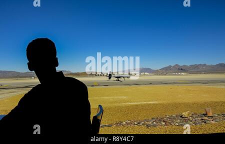 Un aviateur affecté à la 11e Escadron d'attaque une montres MQ-9 Reaper terrain sur la piste le 3 mars 2017, à Creech Air Force Base, Nevada Le 11ème ATKS est devenu le premier escadron d'aéronefs pilotés à distance dans l'Air Force en 1995 et continue de mener des MQ-1 Predator et MQ-9 Reaper le lancement et la récupération de l'équipage de la formation aujourd'hui. Banque D'Images