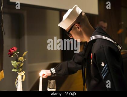 SASEBO, Japon (Mar. 4 Utilitiesman Constructionman, 2017), attribuée à balles Wyatt U.S. Naval commande les installations du détachement de l'Extrême-Orient Sasebo, allume une bougie pour 75e balle Seabee POW/MIA Memorial, à bord, commandant de la flotte américaine Activies Sasebo le 4 mars 2017. Le bal a lieu pour commémorer le 75e anniversaire de la U.S. Navy Seabees, 150e anniversaire de l'Ingénieur des corps, et le 175e anniversaire de Naval Facilities Engineering Command. Banque D'Images