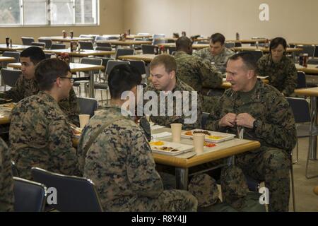Les Marines américains avec le Siège Batterie, 3e Bataillon, 12e Marines mangent de la nourriture à la Chow située sur la Hijudai manoeuvre, le Japon, le 6 mars 2017. Les Marines et les marins participer à la réinstallation d'artillerie de formation visant à fournir en temps opportun et précis de forêt pour soutenir des groupes professionnels militaires, des compétences spécialisées, former Marines/marins en commun les compétences et promouvoir l'éducation militaire professionnelle pour l'objectif global d'améliorer l'état de préparation opérationnelle de combat et relations internationales. Banque D'Images