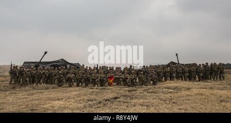 Les Marines américains avec Alpha Batterie, 1er Bataillon, 12ème marines actuellement à batterie Alpha, 3e Bataillon, 12ème Marines, posent pour une photo de groupe dans le Hijudai manoeuvre, le Japon, le 6 mars 2017. Les Marines et les marins participer à la réinstallation d'artillerie de formation visant à fournir en temps opportun et précis de forêt pour soutenir des groupes professionnels militaires, des compétences spécialisées, former Marines/marins en commun les compétences et promouvoir l'éducation militaire professionnelle pour l'objectif global d'améliorer l'état de préparation opérationnelle de combat et relations internationales. Banque D'Images