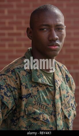 Pvt. Jabulani E. Steele, peloton 1010, Delta Company, 1er bataillon de formation des recrues, a obtenu la nationalité américaine le 2 mars 2017, sur l'Île Parris, L.C. (avant d'obtenir la citoyenneté, les candidats doivent faire preuve de connaissance de la langue anglaise et le gouvernement américain, preuve de bonne moralité et de prêter le serment d'allégeance à la Constitution des États-Unis. Steele, de l'Orlando, Fla., originaire de la Jamaïque, est prévue pour le 3 mars 2017 études supérieures. Banque D'Images