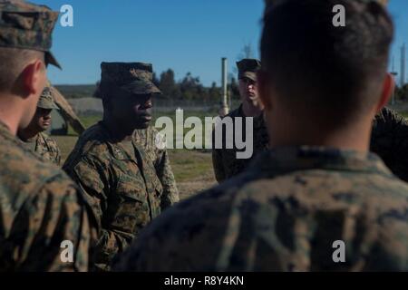 Le capitaine Adesina Aladetohun, commandant de compagnie, Compagnie d'état-major, 9e Bataillon de la communication, je Marine Expeditionary Force, Groupe Siège grâce Marines pour leur travail au cours de l'exercice de communication 1-17 au Marine Corps Base Camp Pendleton, en Californie, le 2 mars 2017. L'exercice a été un événement de deux semaines qui a donné des occasions de préparer des Marines du monde réel pour la paix dans le monde. Banque D'Images