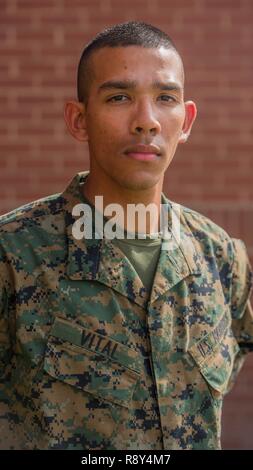 Pvt. Amir D., 1010, l'essentiel du peloton Delta Company, 1er bataillon de formation des recrues, a obtenu la nationalité américaine le 2 mars 2017, sur l'Île Parris, L.C. (avant d'obtenir la citoyenneté, les candidats doivent faire preuve de connaissance de la langue anglaise et le gouvernement américain, preuve de bonne moralité et de prêter le serment d'allégeance à la Constitution des États-Unis. Vital, de Brooksville, Fla., originaire du Panama, est prévue pour le 3 mars 2017 études supérieures. Banque D'Images