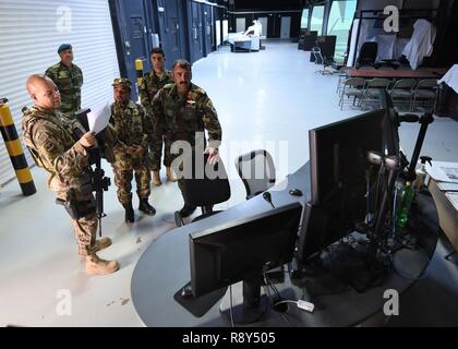 Le lieutenant-colonel Jose Lasso, former, conseiller, aider l'air-Command-Air (TAAC) sous-directeur de la logistique, reçoit la visite d'un centre de formation sur simulateur de vol de l'Armée de l'air afghane Brig. Le général Abdul Qudratullah, commandant de l'Escadre aérienne de Shindand, à Herat, Afghanistan, Mars 1, 2017. Cette visite a été l'occasion pour les conseillers d'avoir une interaction face à face avec leurs homologues de l'AAF. TAAC-siège de l'air est basée à Kaboul, Afghanistan. Banque D'Images