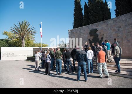 Paris, France - Les dirigeants de l'Hôpital d'appui tactique 212e jeu de rôle en tant que soldats de pays alliés et les forces de l'axe, au Mémorial des guerres en Indochine au cours d'un trajet personnel dans le sud de la France, couvrant l'opération Anvil Dragoon, - l'invasion du sud de la France, le 26 février 2017. Banque D'Images