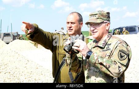 Commandant de l'AMÉRICAIN Général Commande (****) Curtis M. Scaparrotti poursuit sa visite en Israël aujourd'hui, le mardi 7 mars 2017, par une visite de la flèche de défense antimissile siège à Palmahim, accompagné par le chef d'état-major des FDI Le Général Gadi Eizenkot Commandant de la défense aérienne et Brigue. Gen. Zvika Haimovitch. Il a ensuite continué d'un exercice sur le terrain et a été informé par le brig. Gen Ori Gordin et le Maj Gen (res.) Tal Russo. Il s'est ensuite rendu au sud jusqu'à la frontière israélienne avec la bande de Gaza et a visité un tunnel du Hamas capturés, accompagné par le commandant de la Division de Gaza, Brig. Gen Yehuda Fox. Ge Banque D'Images