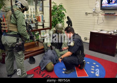 FORT SHAFTER, New York- membres de l'équipe de réaction spéciale (SRT), 39e Détachement de la Police militaire, 728th Bataillon MP MP, 8e Brigade, 8ème commande Soutien Théâtre, assurer un rôle-player agissant en tant qu'un tireur avec appuie-main durant un exercice d'entraînement de tir le 23 février, ici. Banque D'Images