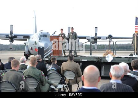 Le Lieutenant-colonel de l'US Air Force Sarah Santoro, 41e Escadron de transport aérien, le commandant s'adresse aux membres actuels et anciens de l'escadron pendant une réunion le 24 mars 2017, à l'aire sur la base aérienne de Little Rock, Ark. La célébration à l'honneur du 75e anniversaire de la 41e comme. Banque D'Images