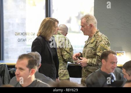 TAMPA, FLORIDE. (27 février 2017) Secrétaire de l'Armée de l'air (par intérim) Lisa Disbrow parle avec le général Raymond A. Thomas III, Commandant, Commandement des opérations spéciales américaines avant le début de la SOCOM 2017 Jeux de guerrier DOD tryouts a tenu à la base aérienne MacDill, Floride, le 27 février, 2017. Le Programme de soins de guerrier SOCOM (Care Coalition) adaptive sports militaire contribue à la santé physique et mentale afin d'améliorer la santé globale et le bien-être des blessés, malades ou blessés des forces d'opérations spéciales, par l'exposition à l'équipe de adaptive sports et activités. Socom va sélectionner son équipe pendant la Banque D'Images