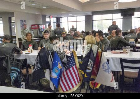 TAMPA, FLORIDE. (27 février 2017) Les athlètes du commandement des opérations spéciales américaines militaires du programme sportif adapté prendre le petit-déjeuner dans la base aérienne MacDill, de la salle à manger avant le début de la SOCOM 2017 Jeux de guerrier DOD tryouts a tenu à la base aérienne MacDill, Floride, le 27 février, 2017. Le Programme de soins de guerrier SOCOM (Care Coalition) adaptive sports militaire contribue à la santé physique et mentale afin d'améliorer la santé globale et le bien-être des blessés, malades ou blessés des forces d'opérations spéciales, par l'exposition à l'équipe de adaptive sports et activités. Socom va sélectionner son équipe au cours de l'ann Banque D'Images