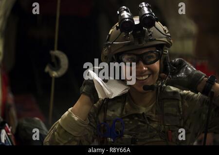 U.S. Air Force Tech. Le Sgt. Renee Snavely, 1er Escadron de soutien des opérations spéciales devoir indépendant technicien médical, reçoit au cours de l'instruction de la formation médicale en vol pendant 17 Emerald Warrior à gamme d'Eglin, en Floride, le 6 mars 2017. Emerald Warrior est un commandement des opérations spéciales des États-Unis au cours de l'exercice qui joint Special operations forces canadiennes s'entraînent pour répondre aux différentes menaces dans toute la gamme des conflits. Banque D'Images